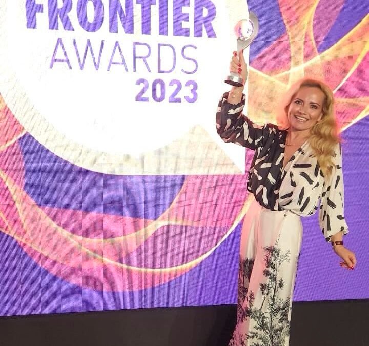 Sara Allinquant ganadora del Premio Frontier Awards Influencer Destacada Cannes 2023
